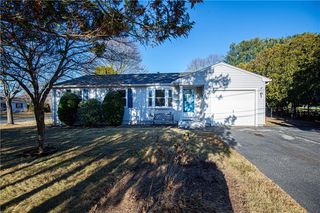 12 Bayberry Rd, Woonsocket, RI 02895