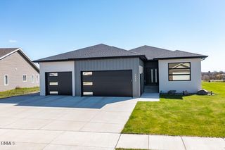 1612 Ridge Dr SE, Mandan, ND 58554