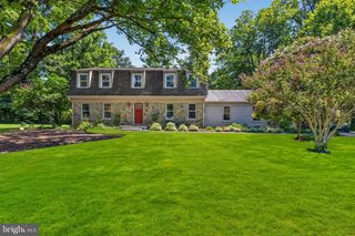723 Forest Ridge Dr, Great Falls, VA 22066