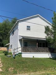 182 7th St, Lucernemines, PA 15754