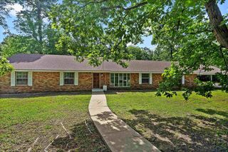 1001 Akin Dr, Longview, TX 75605
