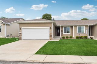 122 SE Sugarberry Ln, Pleasant Hill, IA 50327