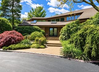 9 The Grasslands, Woodbury, NY 11797