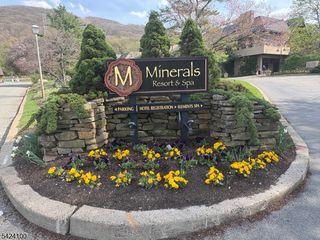2 Chamonix Dr #213, Vernon, NJ 07462