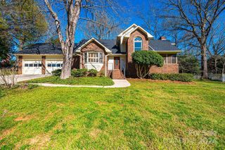 1052 10th Street Ct NW, Hickory, NC 28601