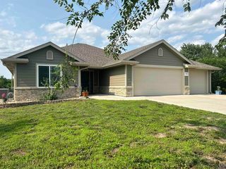 9042 SW 22nd St, Topeka, KS 66614