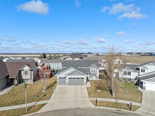 2732 Heritage Dr, Minot, ND 58703