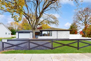 2140 Pfingsten Rd, Northbrook, IL 60062