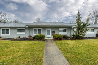 27069 Oakwood Cir #118, Olmsted Falls, OH 44138