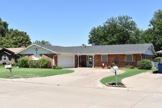 1019 Nottingham Rd, Enid, OK 73703