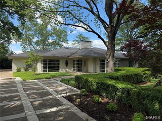 9005 Greenridge Dr, Saint Louis, MO 63117