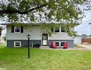 125 Hillhaven Dr, Forest City, IA 50436
