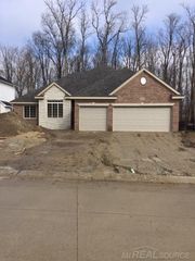22359 Beech Knl, Macomb, MI 48044