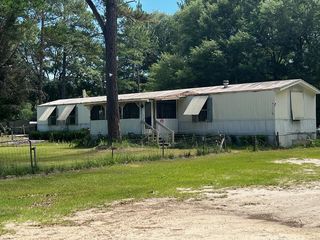 272 Riverside Dr, Jesup, GA 31545