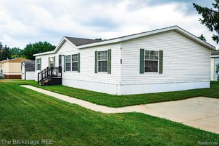 93 Woodcrest Dr, Swartz Creek, MI 48473