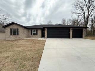 6 Salen Ln, Bella Vista, AR 72715