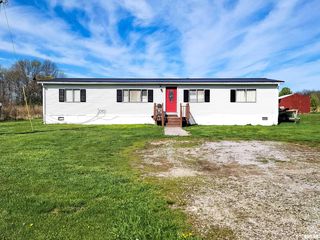 219 Hanging Rock Rd, Flora, IL 62839