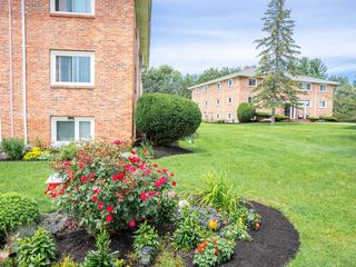 4 Laraway Ct #11452902, Derry, NH 03038