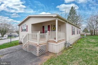 226 Holly Dr, Mount Wolf, PA 17347
