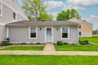 247 Sunset Ct #247, Vernon Hills, IL 60061