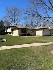 558 Eletson Dr, Crystal Lake, IL 60014