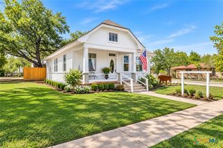 612 W  Grand Ave, Yoakum, TX 77995