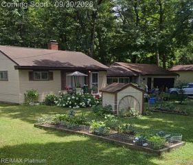 4770 Woodside Dr, Highland, MI 48356