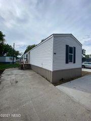 203 9th St SW, Watertown, SD 57201