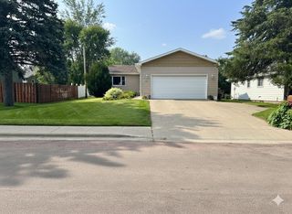 810 12th Ave NE, Aberdeen, SD 57401