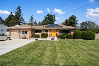 2250 Saines Manor Dr, Jackson, MI 49201