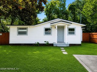 70 Robert St, Atlantic Beach, FL 32233