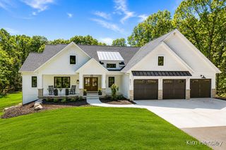 8571 Young Ave, Rockford, MI 49341