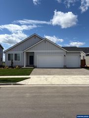 1029 Clemson St, Woodburn, OR 97071