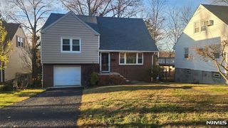 521 Chestnut St, Ridgefield, NJ 07657