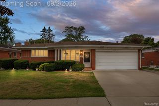 30219 Pembroke Dr, Warren, MI 48092