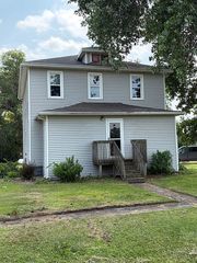 712 3rd St, Bruce, SD 57220