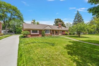 918 Lochmoor Blvd, Grosse Pointe Woods, MI 48236