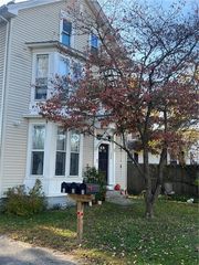 126 Washington St #1, Warwick, RI 02888