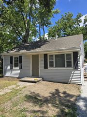 208 SW 13th St, Oak Grove, MO 64075