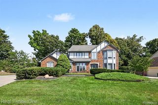 39052 Plumbrook Dr, Farmington Hills, MI 48331