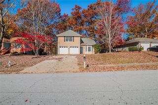 2840 Trotters Pointe Dr, Snellville, GA 30039