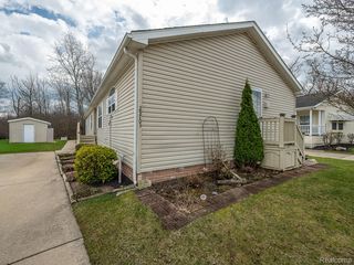 29703 Vinewood Ln, Gibraltar, MI 48173