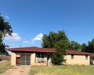707 Gayle St, Burkburnett, TX 76354