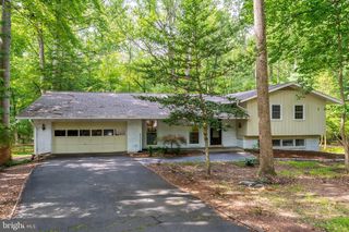 11621 Sourwood Ln, Reston, VA 20191
