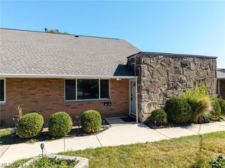 21860 River Oaks Dr, Rocky River, OH 44116