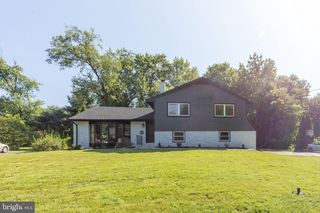123 Forest Rd, Moorestown, NJ 08057