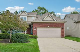 1225 Cambridge Cir, Waterford, MI 48327