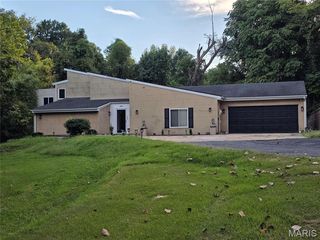 12 Hillwood Dr, Caseyville, IL 62232