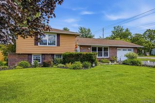 23 Eisenhower Dr, Lockport, NY 14094