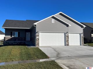 1206 Kantor Ln, Hickman, NE 68372